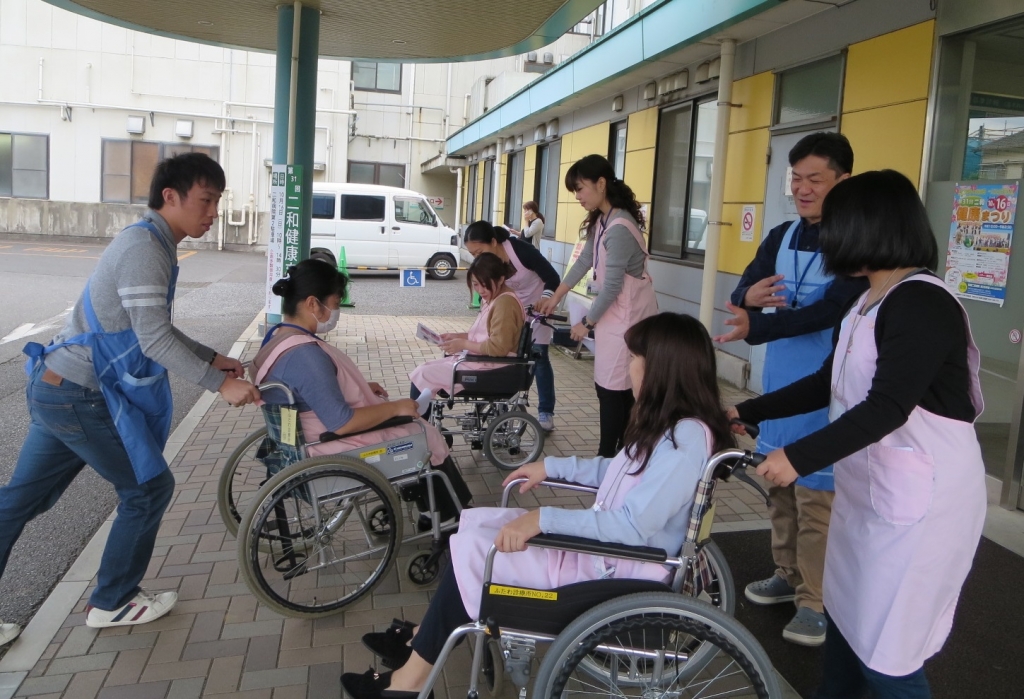 車イスで患者さんをご案内