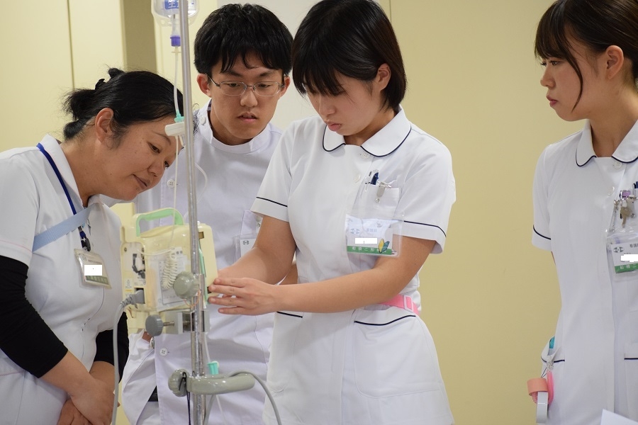 最初は新人研修の様子を動画で