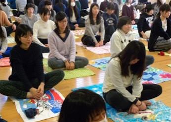 看護学生みんなでマタニティヨガを体験｜看護学生サイト 船橋二和病院・千葉健生病院